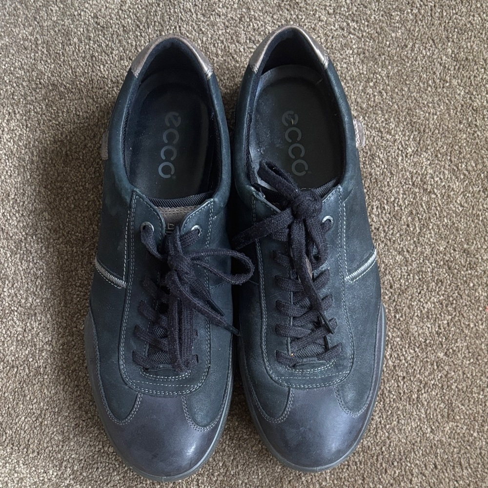 Ecco Men’s Dark Blue Leather & Nubuck Lace-Up Sneakers
Size 11.5 US